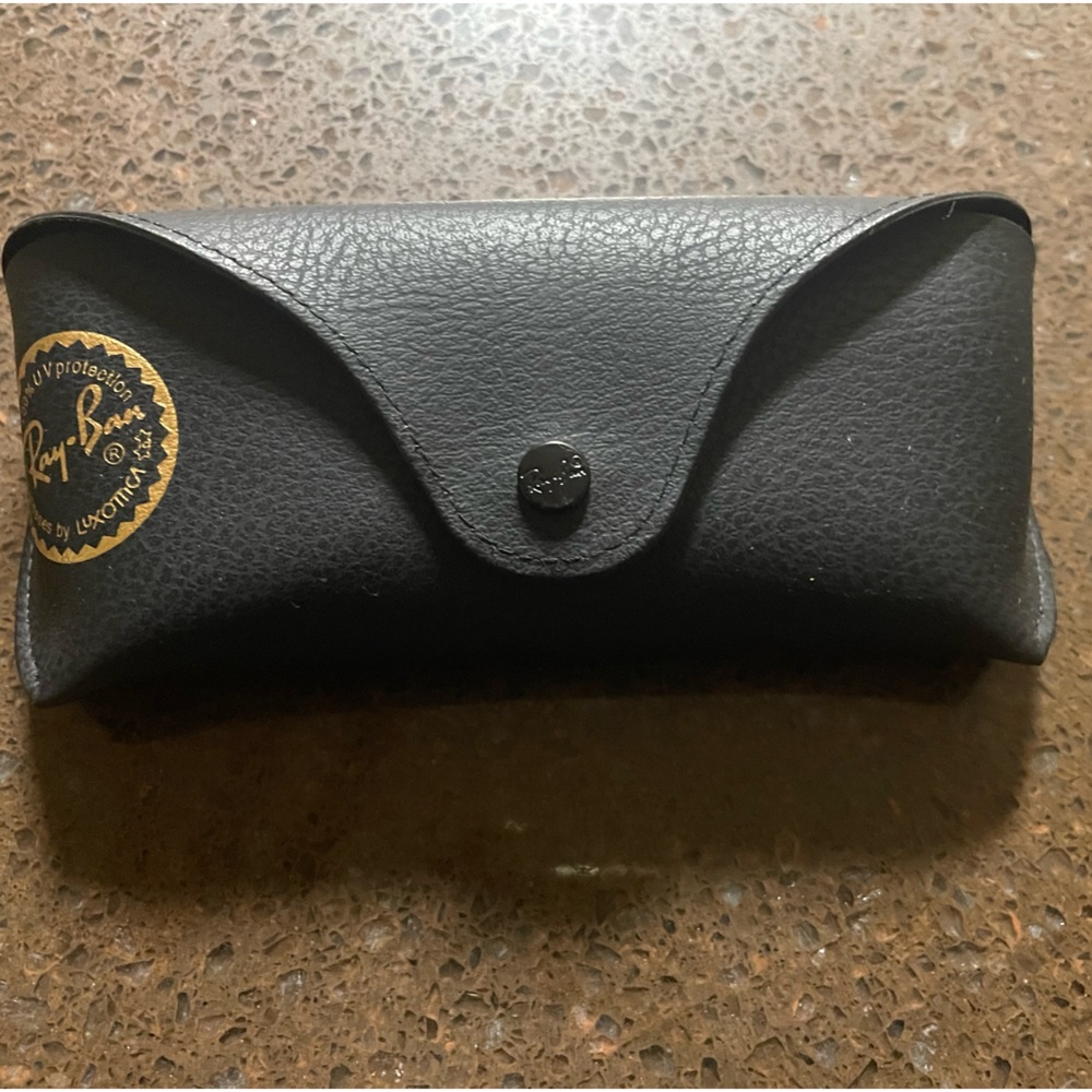 Ray Ban case and cloth